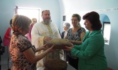 Θεία Λειτουργία στους Αγίους Κωνσταντίνο και Ελένη στον Πλατύ Γιαλό