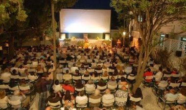 Open-air cinemas:From Monaco to Mykonos - Ο Independent «υποκλίνεται» στο Σινέ Μαντώ της Μυκόνου