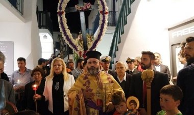 Ο Όρθρος του Μ. Σαββάτου, τα Εγκώμια και η περιφορά  Επιταφίου του  Ι. Ναού Αγίας Κυριακής Μυκόνου (Εικόνες +Videos)