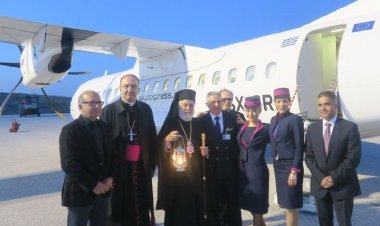 Σε κλίμα κατάνυξης η υποδοχή του Αγίου Φωτός στη Σύρο, με ειδική πτήση της Sky Express