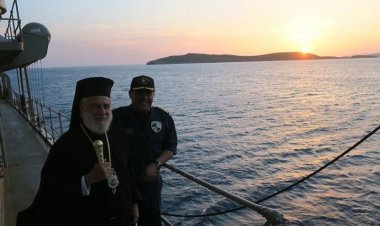 Ποιμαντική επίσκεψη του Σεβασμιωτάτου κ. Δωροθέου Β' στη φρεγάτα "ΑΔΡΙΑΣ" στο αγκυροβολιο της Άνδρου
