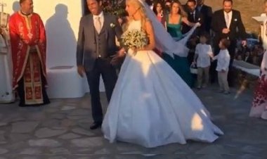 Η Δούκισσα Νομικού και ο εκλεκτός της καρδιάς της Δημήτρης Θεοδωρίδης ανέβηκαν πριν λίγο τα σκαλιά της εκκλησίας (pics & videos)