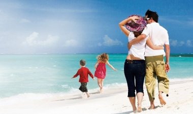 «Eίναι οι πρώτες διακοπές σε νησί που θα κάνουμε με τα δύο προσχολικής ηλικίας παιδιά μας. Τι χρειάζεται να πάρουμε μαζί για να αντιμετωπίσουμε τυχόν απρόοπτα;»