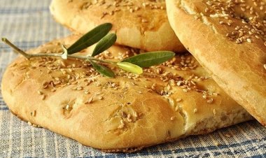 Λαγάνα, η “πρωταγωνίστρια” του τραπεζιού της Καθαράς Δευτέρας