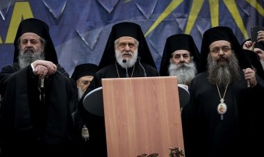 Εκδικείται η Κυβέρνηση τον Μητροπολίτη Σύρου;