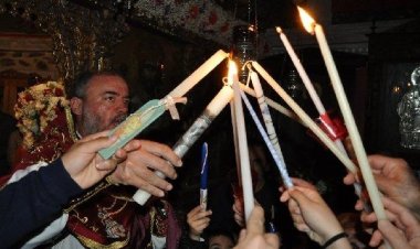 Πώς θα γίνει φέτος η μεταφορά του Αγίου Φωτός στην Ελλάδα - Στη Μύκονο το Άγιο Φως, φθάνει στις 17:30 του Μεγάλου Σαββάτου