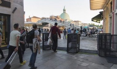 Περιορίζουν με μεταλλικές μπάρες την διέλευση τουριστών στη Βενετία