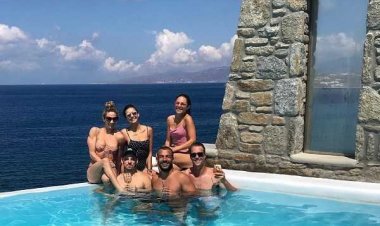 Διακοπές στην Μύκονο για την καλλονή εγγονή της Grace Kelly!!