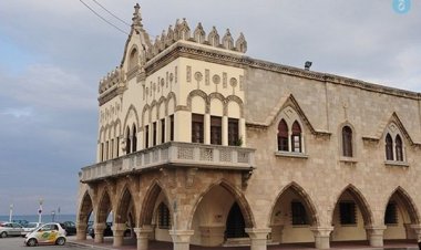 Ο μανδύας της αυθεντίας και του αλάθητου που τόσο αυτάρεσκα φορούν,δεν μπορεί πια να τους καλύψει ...