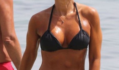 Η Σόφη Πασχάλη, στην Μύκονο, με τέλειες αναλογίες και "σοκαλατένιους" κοιλιακούς