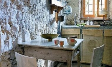 Εξοχική κατοικία με άποψη... επιμελώς ατημέλητη!!