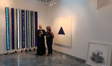 O Σεβασμιώτατος κ. Δωρόθεος Β' στη Δημοτική Πινακοθήκη Μυκόνου