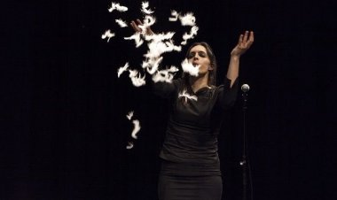 «Σύρος – Πρωτεύουσα των Χριστουγέννων»: Τα Δανεικά Παπούτσια, της Χριστίνας Μαξούρη στο Θέατρο Απόλλων