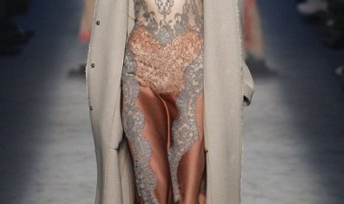 Lingerie το αποψινό outfit!! Δεν είναι ούτε κόκκινο ούτε ροζ!!