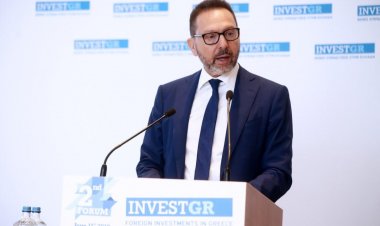 Διπλό «χτύπημα» Στουρνάρα σφίγγει τα λουριά σε κυβέρνηση, Μητσοτάκη