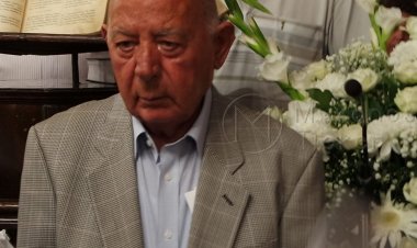 Ο Μιλτιάδης Ατζαμόγλου αποχαιρετά τον Κυριάκο Καλαμαρά, έναν από τους πρωτεργάτες του τουριστικού θαύματος της Μυκόνου