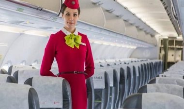 Απίθανο!! Γιατί οι αεροσυνοδοί έχουν τα χέρια τους πίσω από την πλάτη (photo)