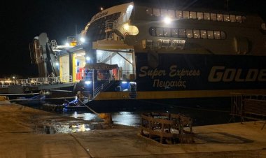 Super Express: Παραμένει δεμένο λόγω βλάβης στο λιμάνι της Τήνου