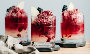 Ενυδατικά τρόφιμα και ροφήματα!! Επιλέγουμε τρόφιμα με μεγάλη περιεκτικότητα σε νερό, ώστε να είμαστε καλά ενυδατωμένοι!!