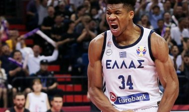 Ο Γιάννης Αντετοκούνμπο με μήνυμά του συνεχάρη τον Στέφανο Τσιτσιπά για την νίκη του, στο ATP Finals