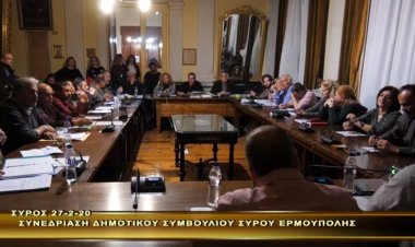 Στη Σύρο το καρναβάλι συνεχίζεται απτόητο, παρά τις απαγορεύσεις, με μπροστάρηδες τους «καρνάβαλους» της Δημοτικής Αρχής (video)