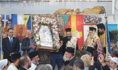 Ηλιόλουστη και Ανθόεσσα η Μύκονος δέχθηκε την ευλογία της Παναγίας Τουρλιανής [Εικόνες + Videos]