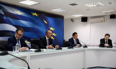 Coronavirus: Ακέραιο το Δώρο Πάσχα - Τρίμηνη αναστολή δόσεων  σε τράπεζες και επίδομα 800 ευρώ σε 1,4 εκατ. εργαζόμενους