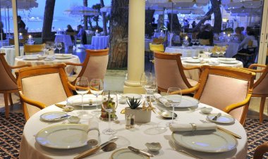 Coronavirus Restaurants : Εξετάζεται και η λειτουργία των εσωτερικών χώρων υπό τη μορφή ημιυπαιθρίων