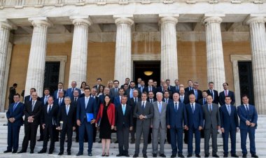 Politique - Aνασχηματισμός: Οι αμετακίνητοι υπουργοί, οι αμφίβολοι και αυτοί που φεύγουν από την κυβέρνηση