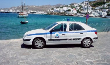 Mykonos: Συλλήψεις στη Μύκονο, ημεδαπού για κατάληψη αιγιαλού και μη νόμιμου αλλοδαπού