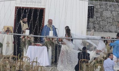 Celebrities: Κούρκουλου – Βασιλειάδης!! Οι πρώτες photo από τον ρομαντικό γάμο τους στη Μύκονο!!