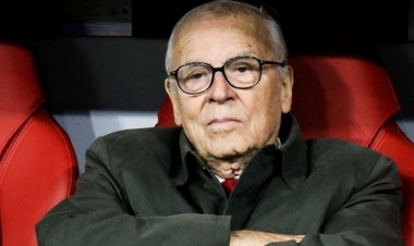 Πέθανε ο επίτιμος πρόεδρος του Ολυμπιακού και λάτρης της Μυκόνου Σάββας Θεοδωρίδης....