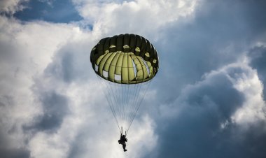 Τραγωδία στις Ένοπλες Δυνάμεις: Νεκρός αλεξιπτωτιστής κατά τη διάρκεια νυχτερινής άσκησης!! Παρασύρθηκε από δυνατούς ανέμους!!