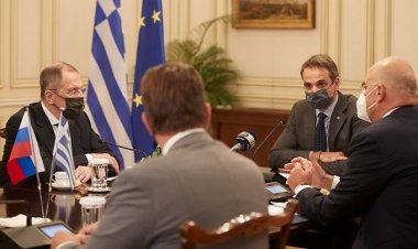 Mitsotakis-Lavrov meeting: Αμοιβαίο συμφέρον να ελέγξουμε προκλητικές συμπεριφορές