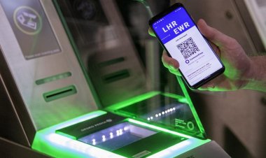 Covid vaccine passports - Times: Με πιστοποιητικό εμβολιασμού στην Ελλάδα οι Βρετανοί τουρίστες