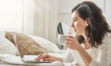 Staying Healthy: To «όπως με βολεύει» μπροστά στον υπολογιστή μπορεί να βλάψει την υγεία