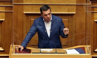 SYRIZA leader Alexis Tsipras: Βάλαμε τάξη στην τηλεοπτική ασυδοσία, ενώ εσείς έχετε δώσει γη και ύδωρ και δεκάδες εκατομμύρια κρατικό χρήμα με τις λίστες Πέτσα