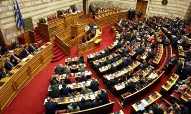 Bill on parent-child relations: Ψηφίσθηκε το νομοσχέδιο για τη συνεπιμέλεια - Υπερψηφίσθηκαν τα άρθρα 7 και 13