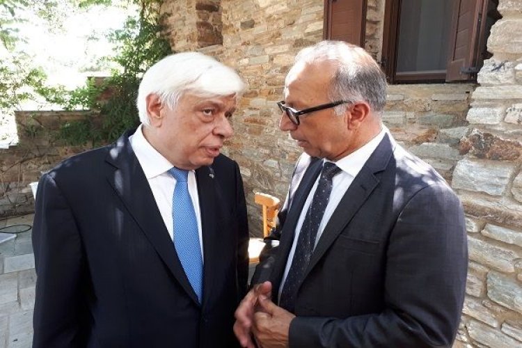 Στην Τήνο για τα εγκαίνια της έκθεσης ζωγραφικής του Κώστα Τσόκλη, από τον Πρόεδρο της Δημοκρατίας Προκόπη Παυλόπουλο,  ο Αντιπεριφερειάρχης Κυκλάδων.