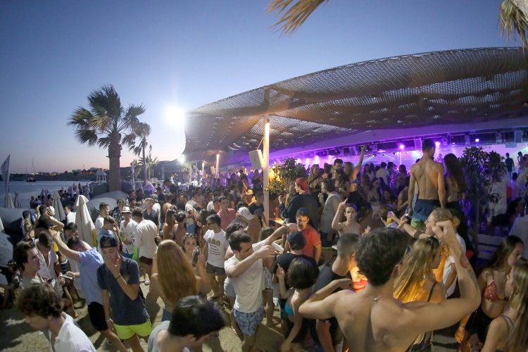 Το beach bar Tropicana στη Μύκονο μεταξύ των κορυφαίων του κόσμου -  Απολαμβάνει  δικαίως  της παγκόσμιας αναγνώρισης!!!