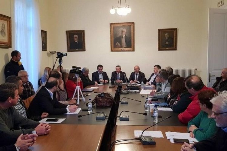 Στο Δημοτικό Συμβούλιο Άνδρου ο Περιφερειάρχης, Γιώργος Χατζημάρκος και οι συνεργάτες του, όπου συζήτησαν όλα τα ανοιχτά θέματα του νησιού