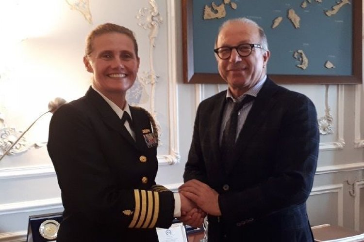 Συνάντηση του Αντιπεριφερειάρχη Κυκλάδων με την Αμερικανίδα Αξιωματούχο του Πολεμικού Ναυτικού Captain Rose Ε. Rice
