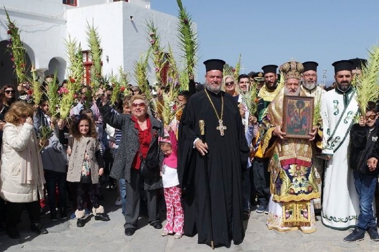 Ο "Περίπατος του Αυτοκράτορα" στη Μύκονο [Videos]