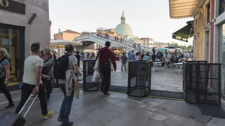 Περιορίζουν με μεταλλικές μπάρες την διέλευση τουριστών στη Βενετία