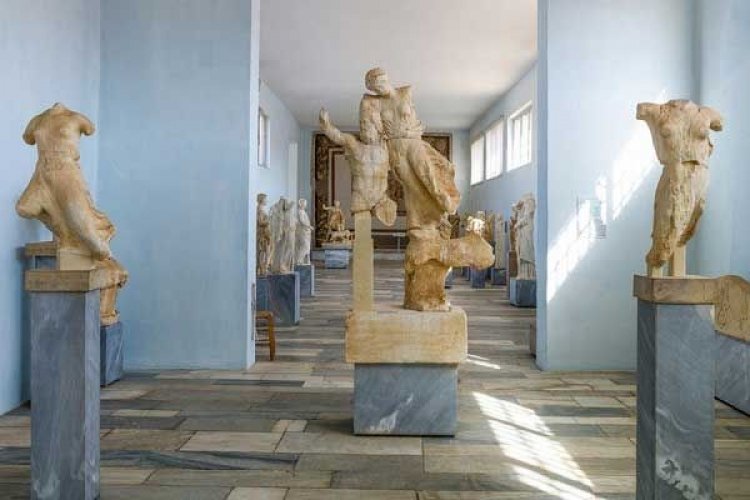 Συναυλία για την ανέγερση του νέου αρχαιολογικού μουσείου της Δήλου στο Ηρώδειο, με τον Adamo και τον Λέκκα