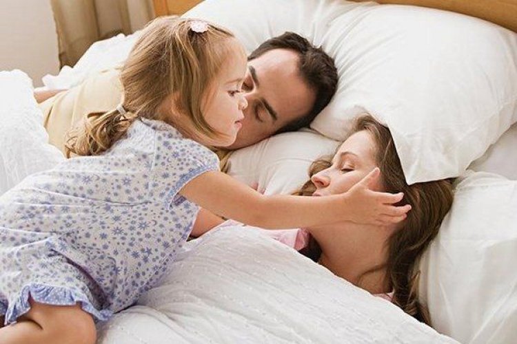 Τα παιδιά "πρέπει να κοιμούνται με τους γονείς μέχρι τα πέντε τους"