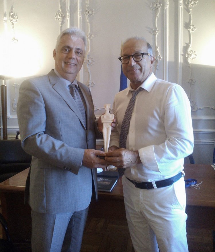 Συνάντηση του Αντιπεριφερειάρχη Κυκλάδων με τον Πρέσβη της Ρουμανίας στην Ελλάδα.