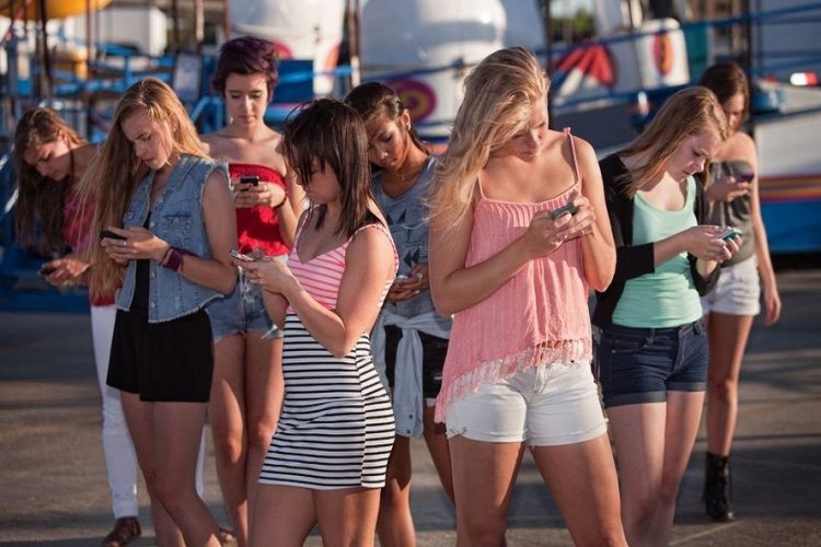Έρευνα shock!! Νέοι με  μικρά "κέρατα" λόγω αυξημένης χρήσης του κινητού