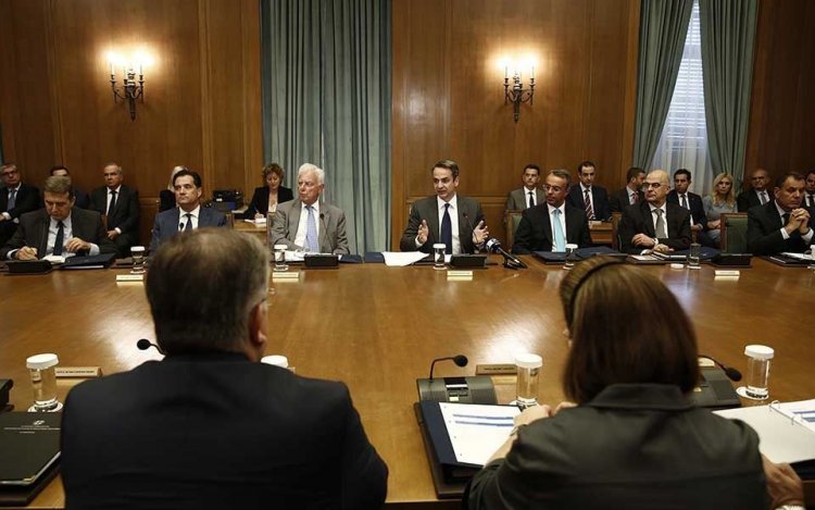 Στην πολιτική σκακιέρα ο υφιστάμενος εκλογικός νόμος, με τον πρωθυπουργό να έχει την απόλυτη πρωτοβουλία των κινήσεων