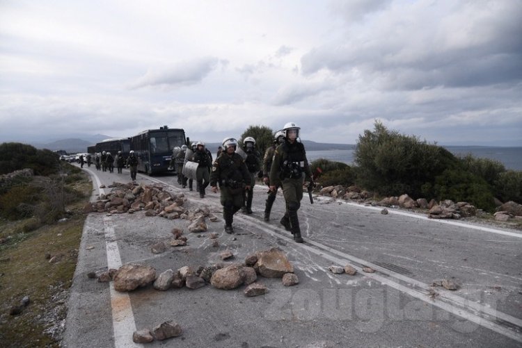 Επεισοδιακή αποχώρηση από την Καράβα - Τακτική Αναδίπλωση των ΜΑΤ στη Λέσβο μετά την πάνδημη αντίσταση των κατοίκων [Video]